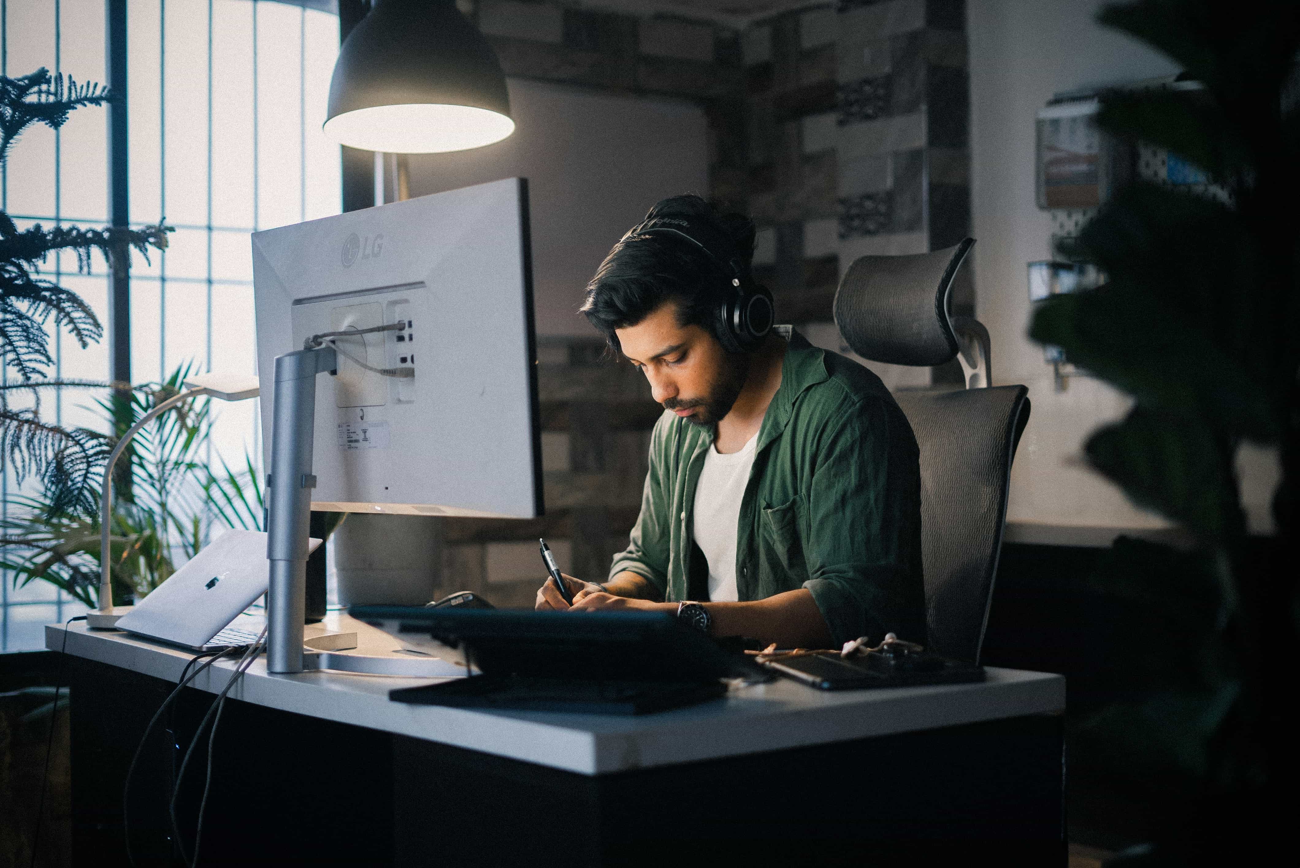 Alumno estudiando concentrado con auriculares