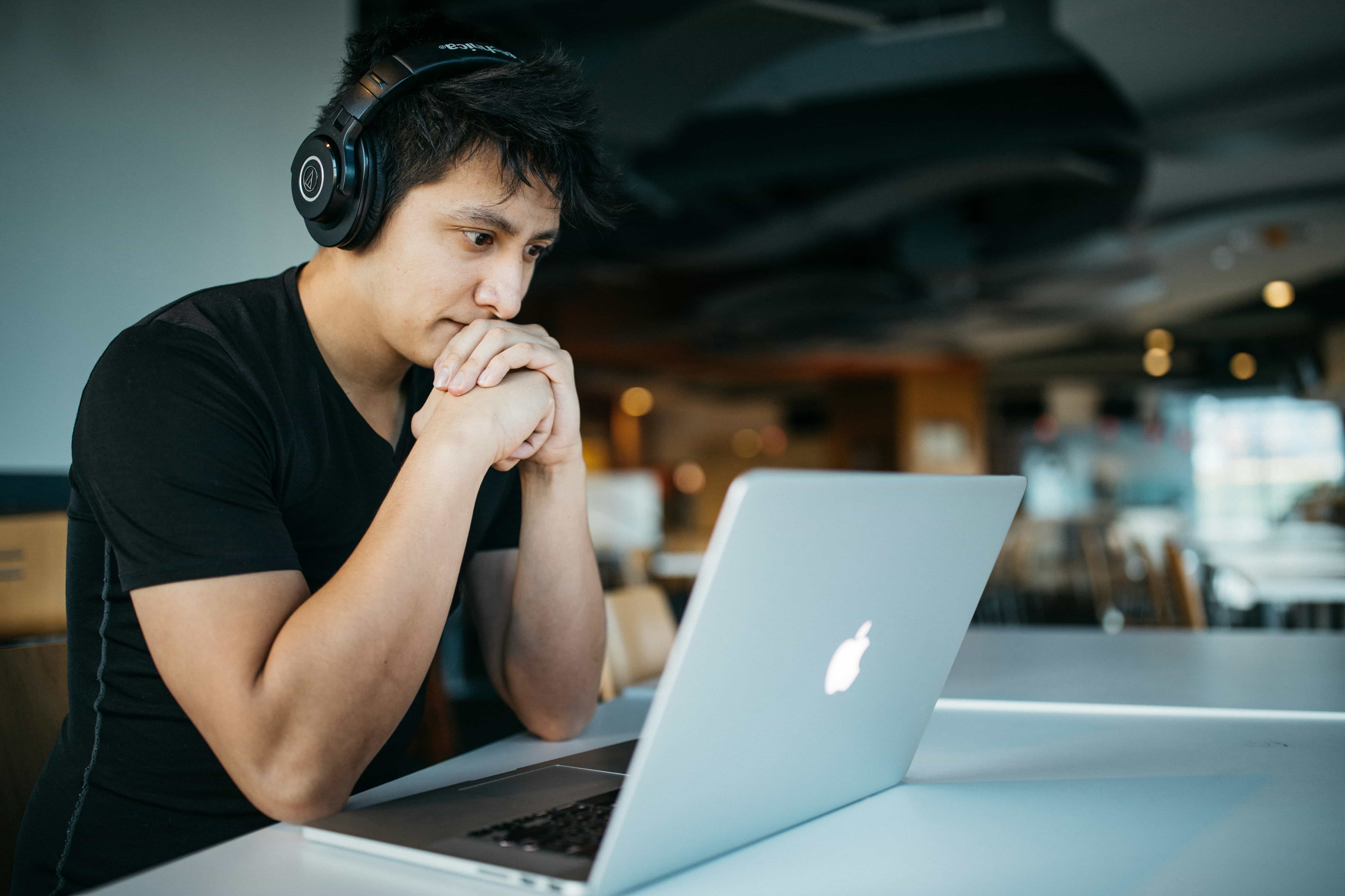Alumno reflexionando sobre su desarrollo profesional