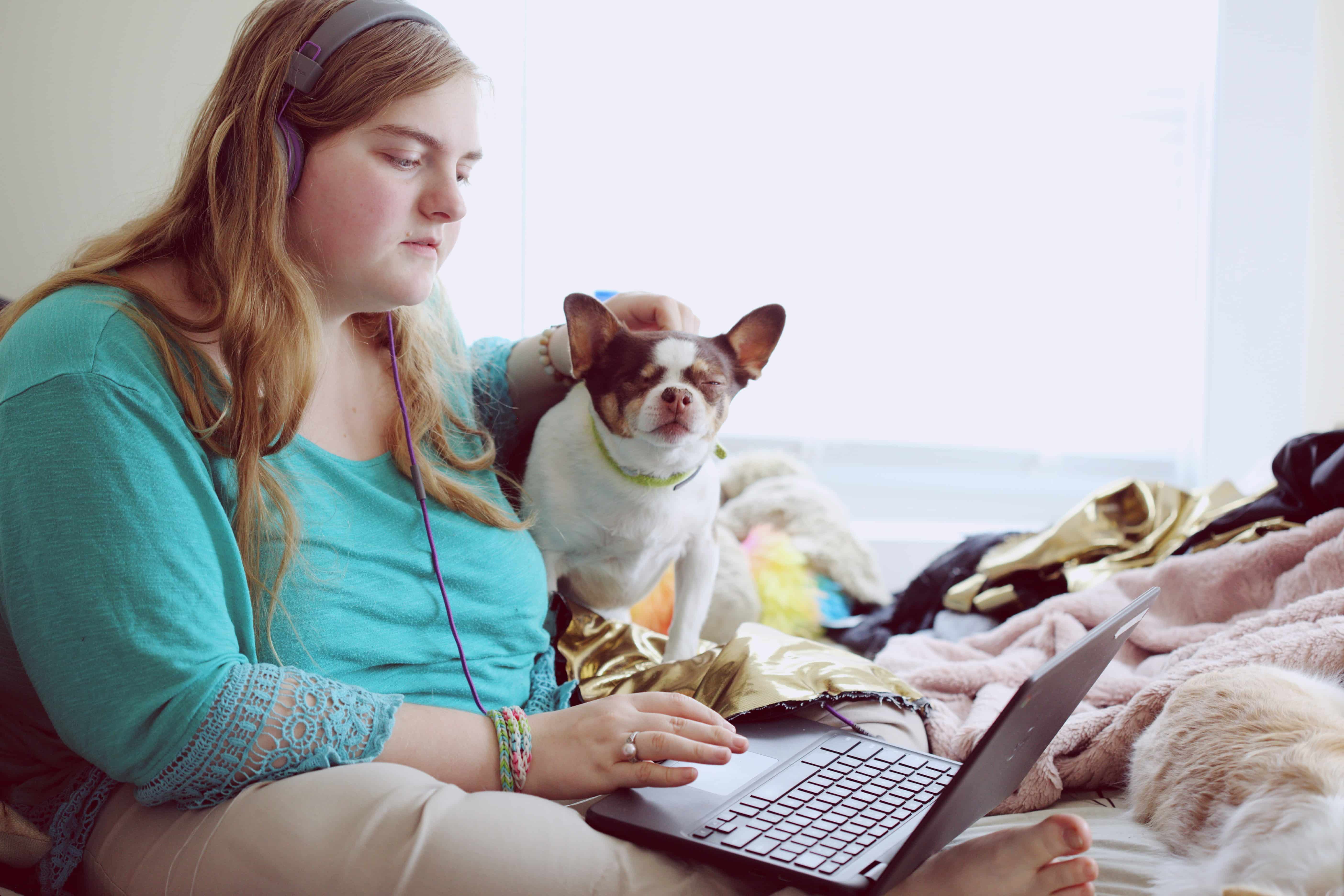 Persona estudiando online un curso de ASG Formación desde casa