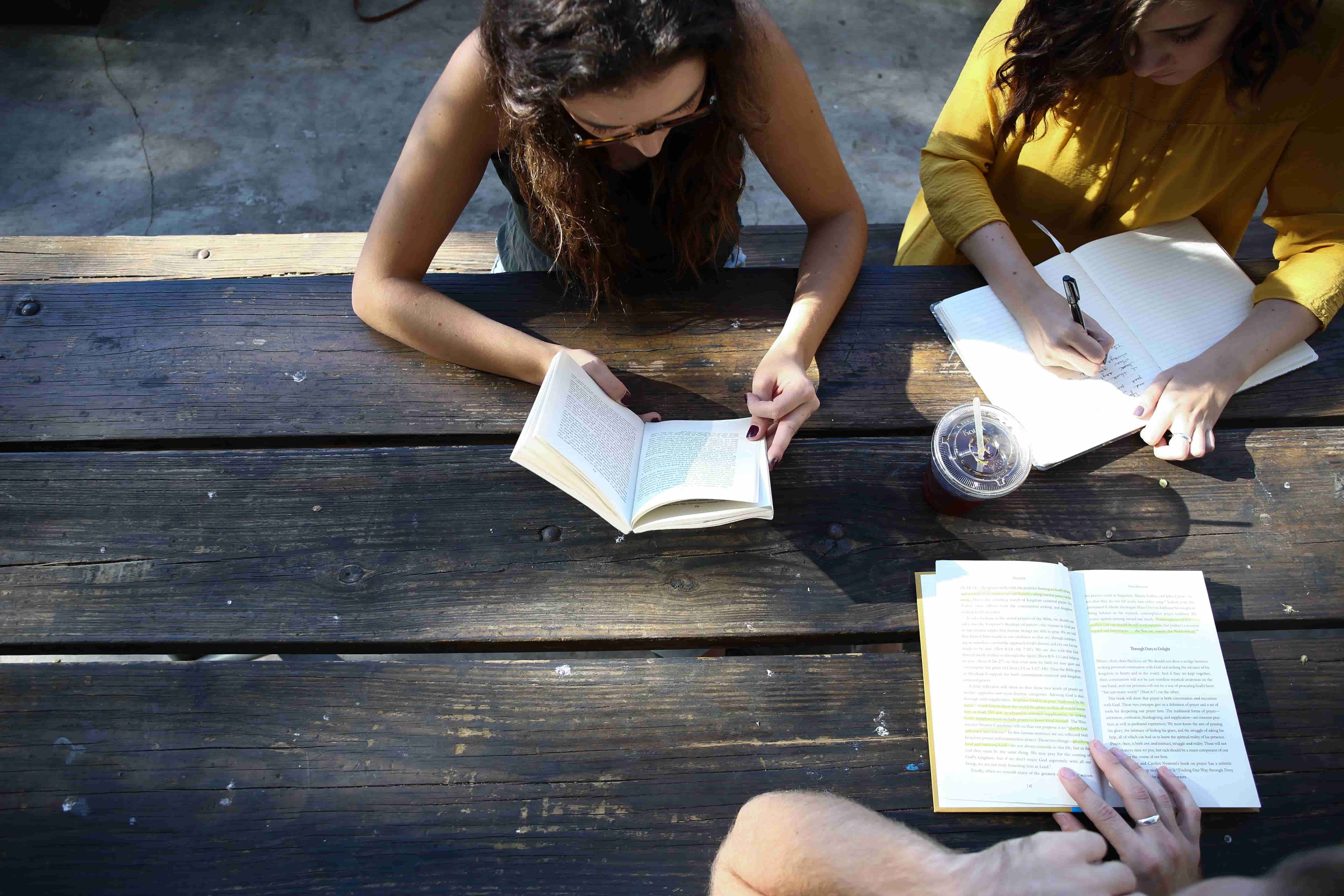 Persona leyendo material didáctico de un curso online